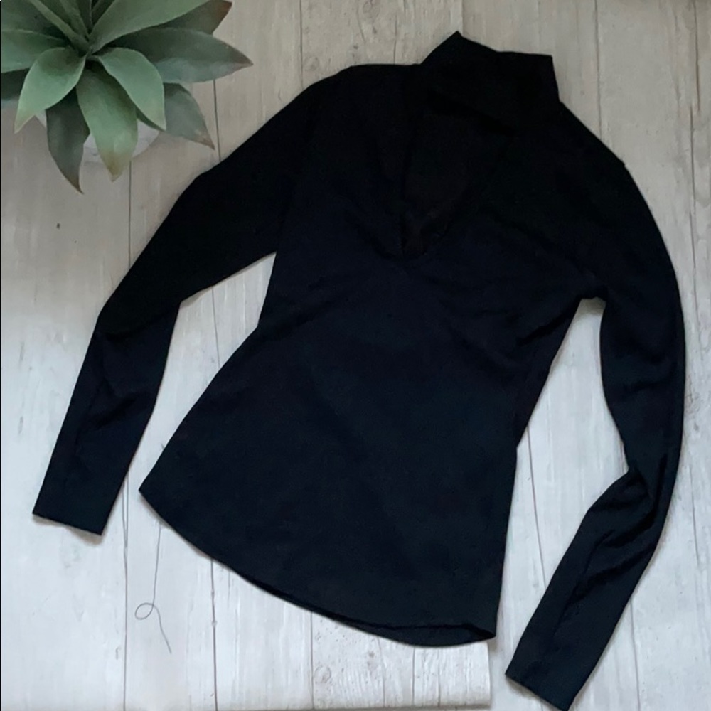 Lulu’s • Black Keyhole Top